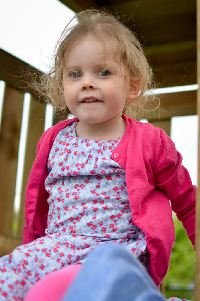 Kinderfotografie, speels portret in speeltuin