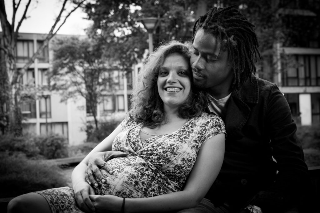 Zwangerschapsfoto in zwart wit