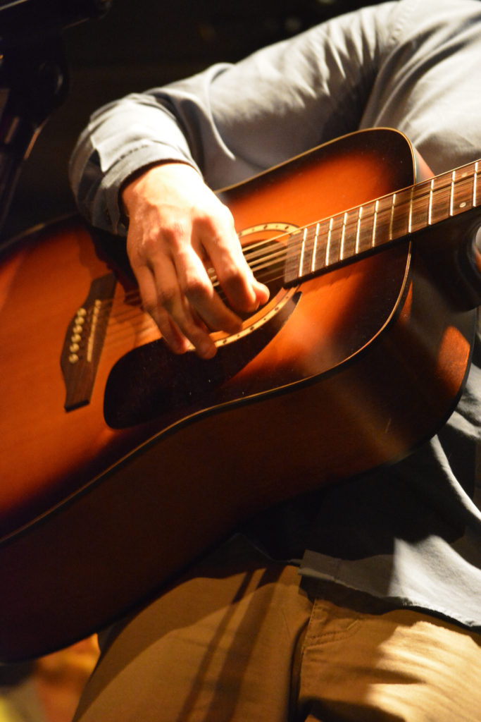 Reportage van muziekband, detail van gitaar