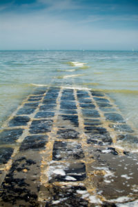 Persoonlijk, golfbreker aan de zee, perspectief