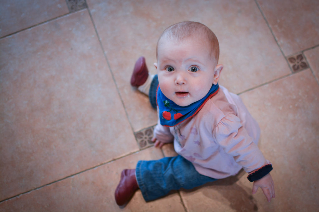 Kinderfotografie, portret van Amber babyfotografie in volgelperspectief