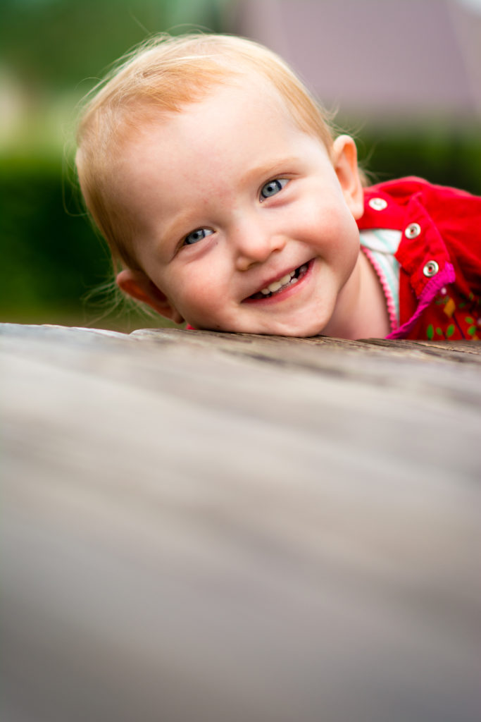 Kinder fotografie in de speeltuin, Amber komt piepen