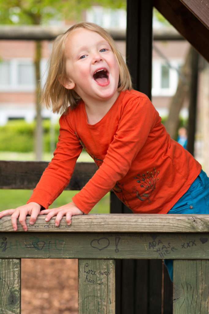 Kinderfotografie in de speeltuin, speels portret van Nore