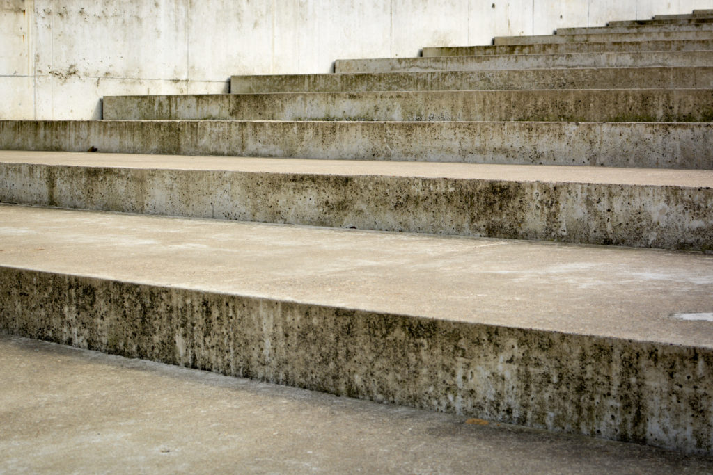 Persoonlijk, visueel ritme en verschillende grijstinten in betonnen trap