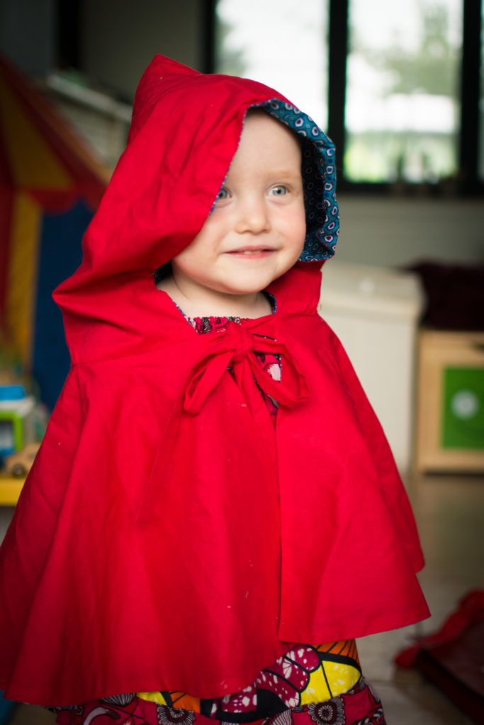 Kinderfotografie, Amber als roodkapje, spontaan en speels portret