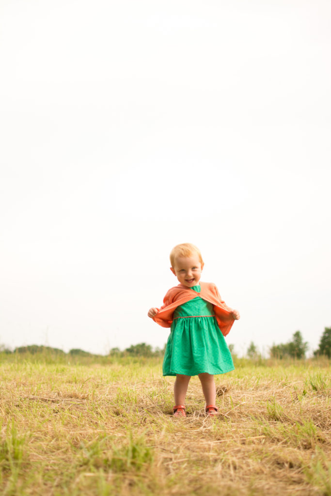 Kinderfotografie, Amber in het veld met natuurlijk licht, vrolijke meid