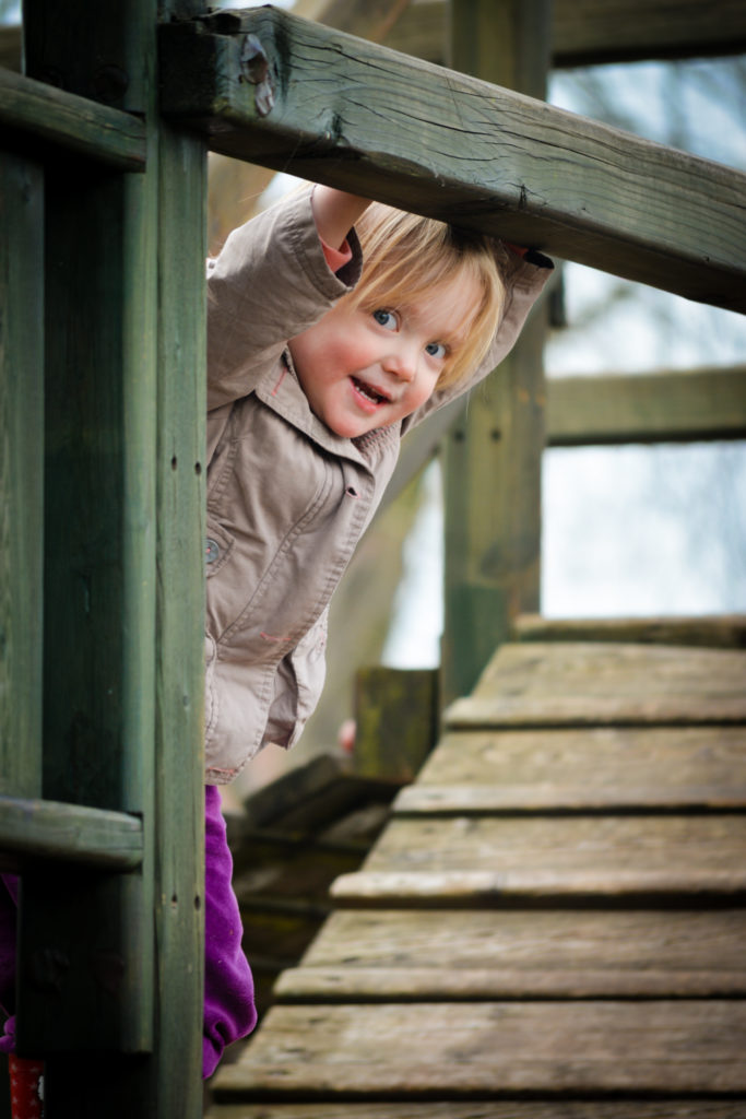 Kinderfotografie, speels portret in speeltuin