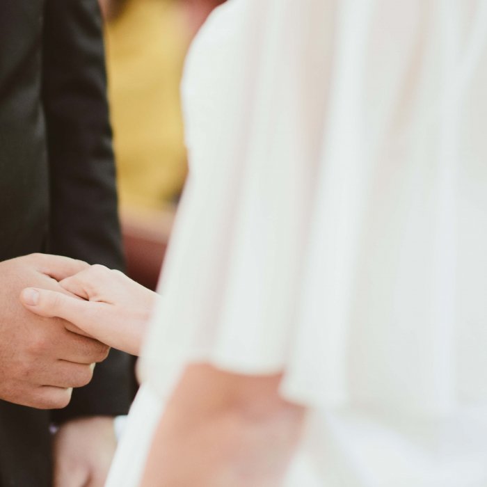 Handen vasthouden tijdens huwelijksviering