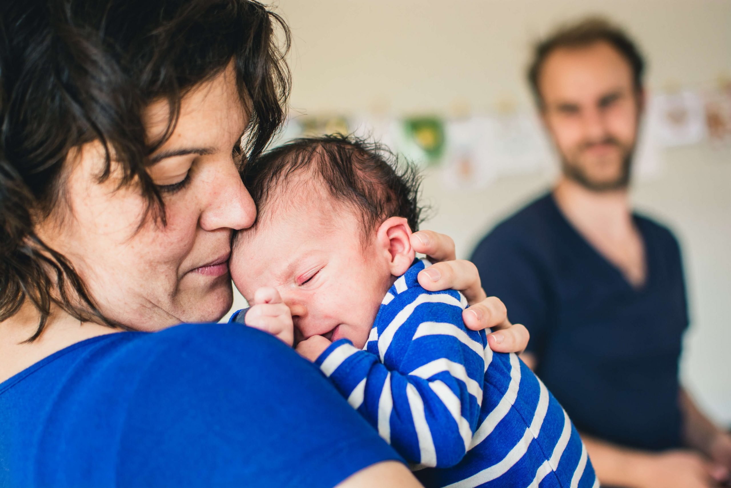 Newborn Oskar met mama