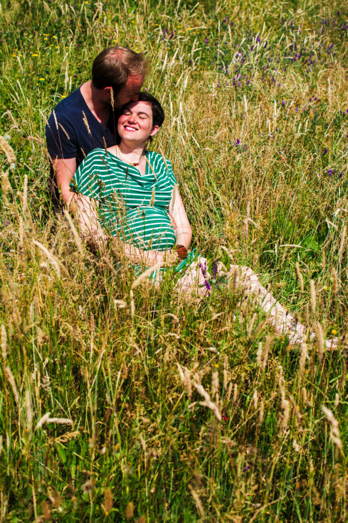 Zwanger koppel in het gras