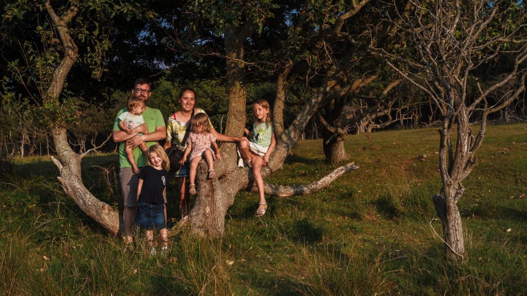 Familiefoto aan boom